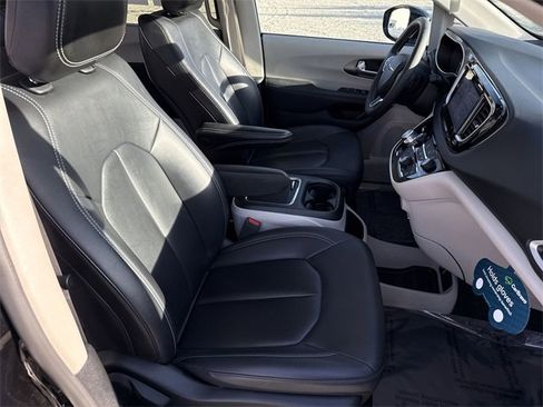 Used 2024 Chrysler Pacifica Touring-L image 27