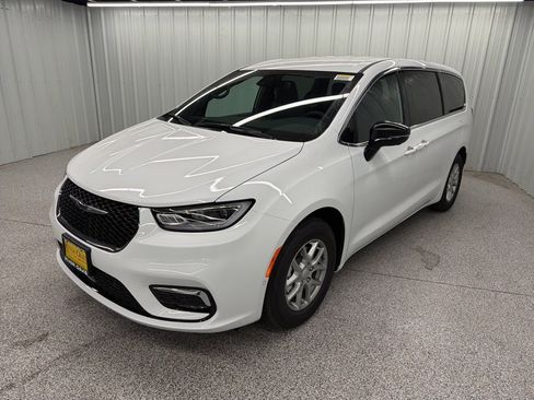 New 2026 Chrysler Pacifica Select image 3