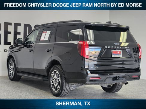 Used 2025 Ford Expedition Active AWD/4WD image 3