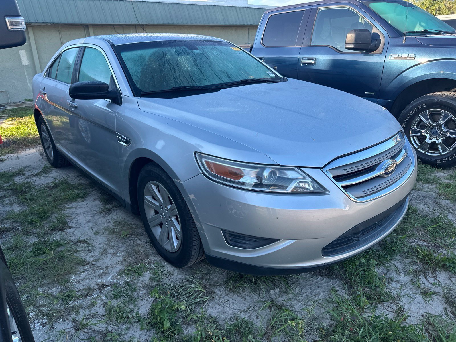 Used 2011 Ford Taurus SE FWD image 1