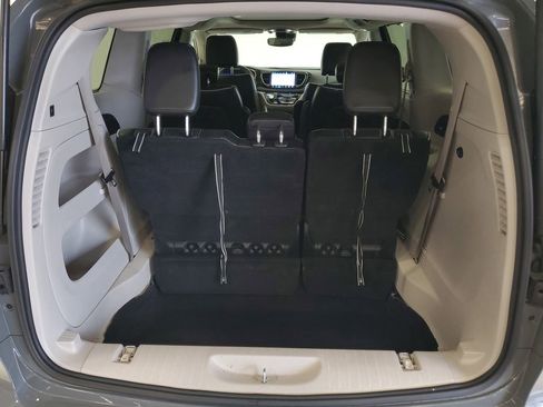 Used 2023 Chrysler Pacifica Limited image 24