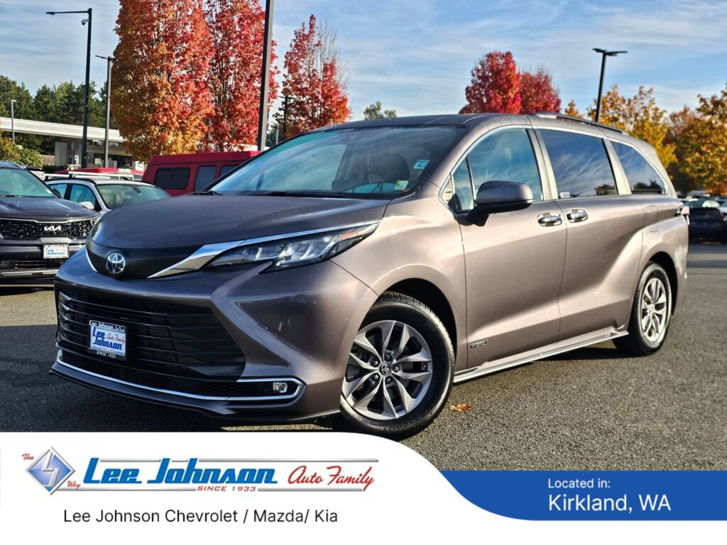 Used 2021 Toyota Sienna XLE FWD image 1