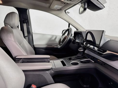 Used 2025 Toyota Sienna XLE FWD image 35