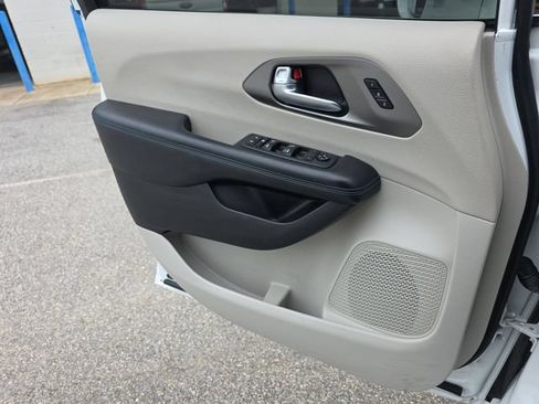 Used 2021 Chrysler Pacifica Touring-L FWD image 28