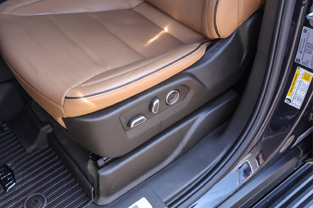 Certified 2025 Cadillac Escalade Premium Luxury w/ Touring Package AWD/4WD image 8