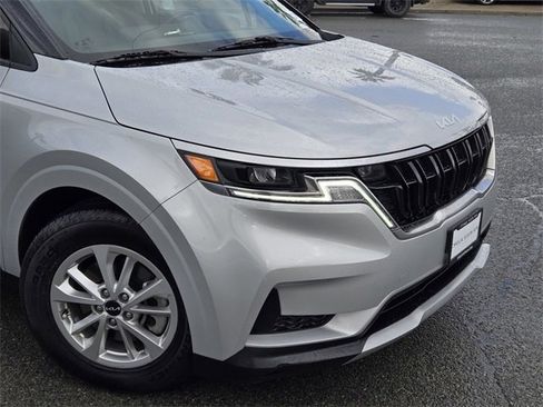 Used 2023 Kia Carnival LX image 10