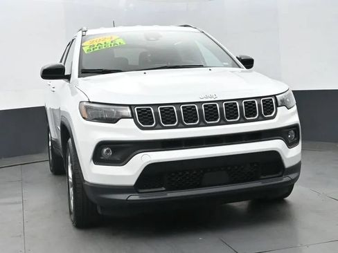 Used 2024 Jeep Compass Latitude AWD/4WD image 3
