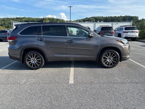 Used 2017 Toyota Highlander SE AWD/4WD image 4