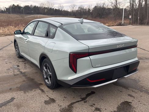 Used 2025 Kia K4 LXS image 3