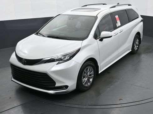 Used 2026 Toyota Sienna XLE FWD image 27