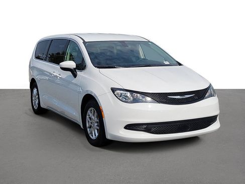 Used 2022 Chrysler Voyager LX FWD image 2