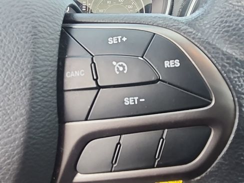 Used 2019 Jeep Cherokee Latitude w/ Popular Appearance Group image 10