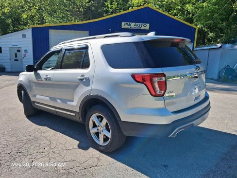 Used 2017 Ford Explorer XLT w/ Equipment Group 202A AWD/4WD image 2