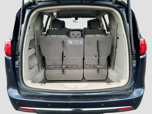 Certified 2020 Chrysler Pacifica Touring image 24