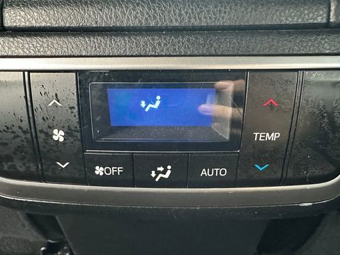 Used 2019 Toyota Highlander SE image 16