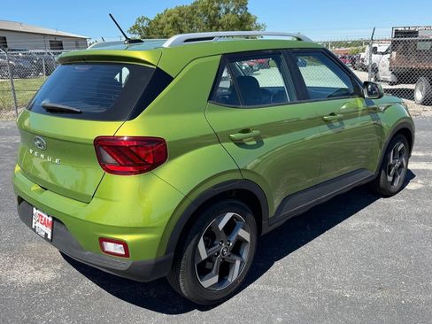 Used 2023 Hyundai Venue SEL FWD image 10