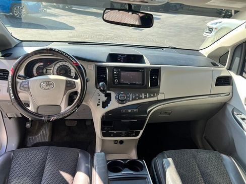 Used 2013 Toyota Sienna SE w/ Premium Pkg w/Entune image 21