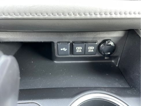 Used 2021 Toyota Highlander XLE AWD/4WD image 23