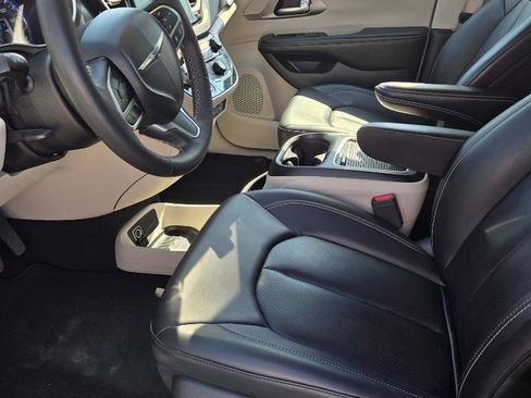 Used 2023 Chrysler Pacifica Touring-L FWD image 13