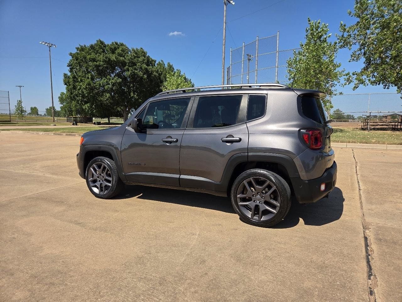 Used 2021 Jeep Renegade Latitude w/ Sun & Sound Group AWD/4WD image 5