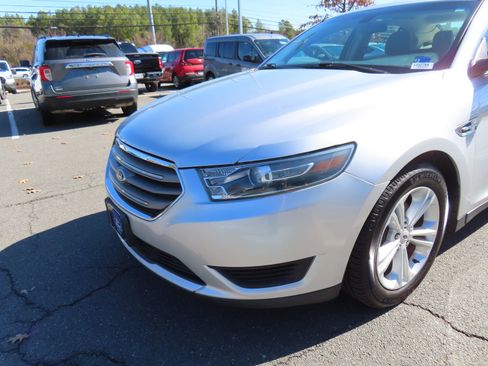Used 2016 Ford Taurus SE image 9