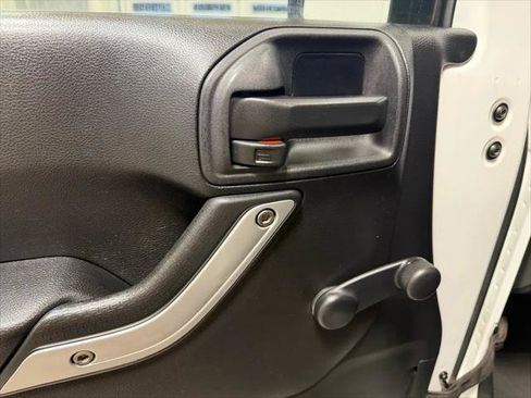 Used 2015 Jeep Wrangler Rubicon AWD/4WD image 11