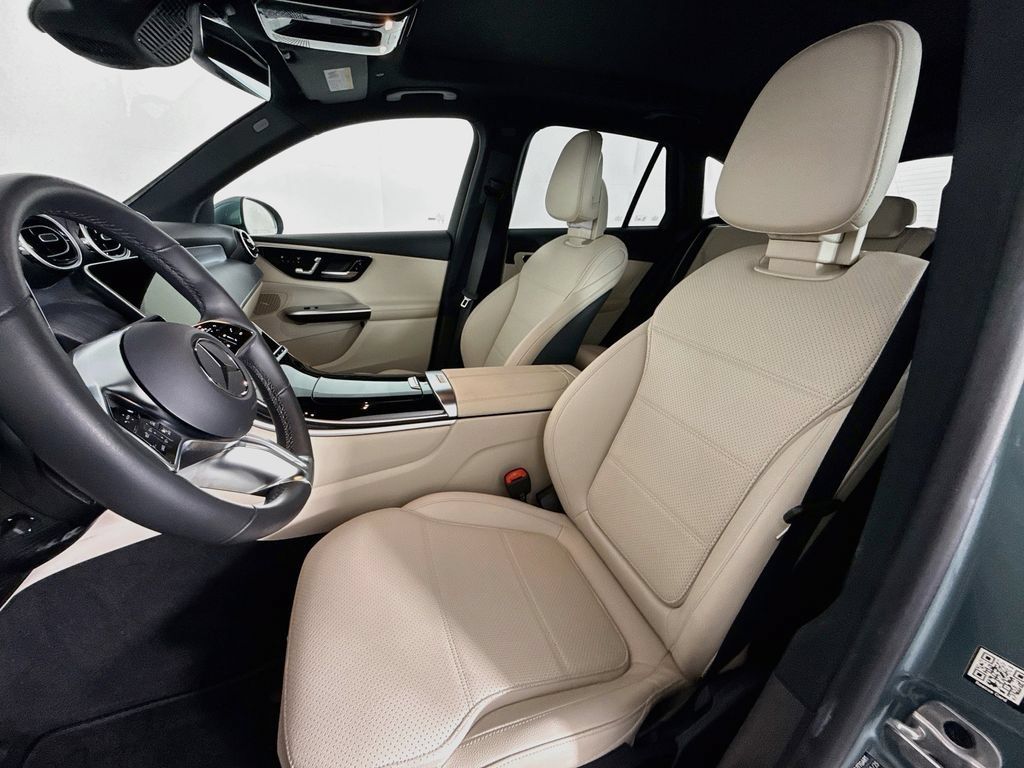 Used 2025 Mercedes-Benz GLC 350e 4MATIC image 5