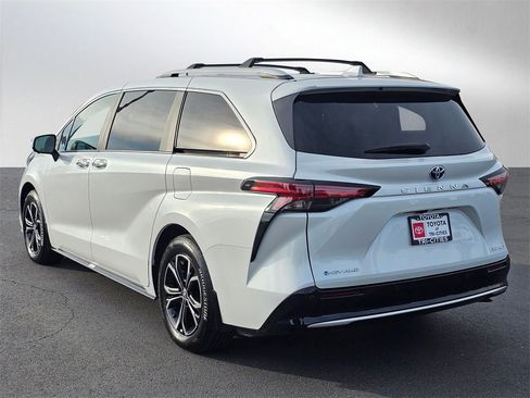 Used 2025 Toyota Sienna Platinum image 3