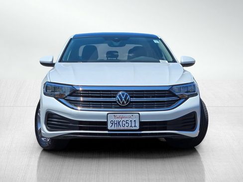 Used 2023 Volkswagen Jetta SE w/ Panoramic Sunroof Package FWD image 3