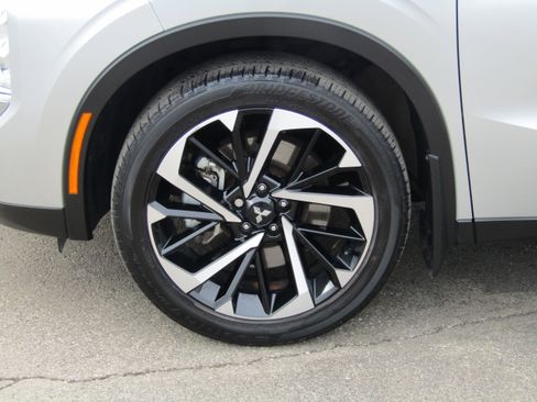 Used 2023 Mitsubishi Outlander SE image 4