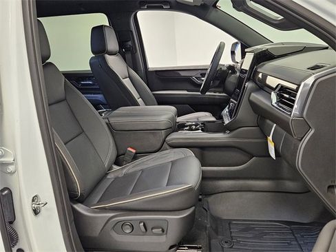 New 2025 GMC Yukon XL Elevation image 15