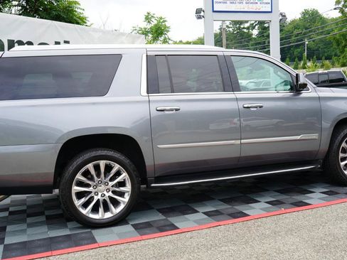 Used 2019 Cadillac Escalade ESV Luxury AWD/4WD image 9