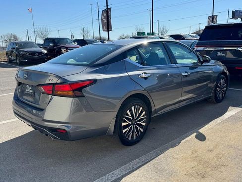 Used 2024 Nissan Altima 2.5 SV w/ SV Premium Package image 3