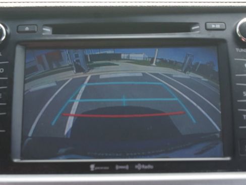 Used 2019 Toyota Highlander XLE FWD image 8