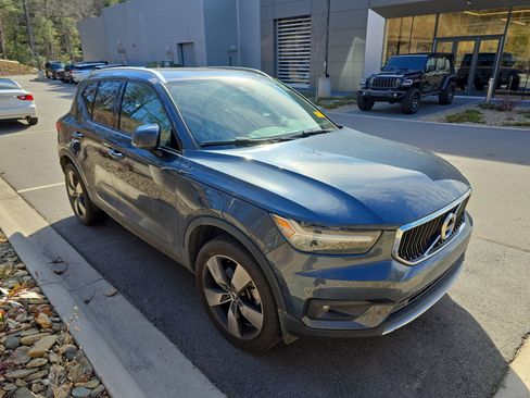 Used 2021 Volvo XC40 T5 Momentum w/ Protection Package Premier image 2
