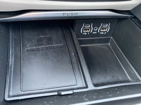 Used 2022 Chrysler Pacifica Limited image 37