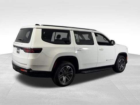 Used 2025 Jeep Wagoneer 4WD image 5