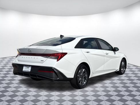 Used 2025 Hyundai Elantra Hybrid FWD image 7