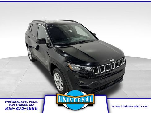 Used 2025 Jeep Compass Latitude w/ Sun & Sound Group AWD/4WD image 1