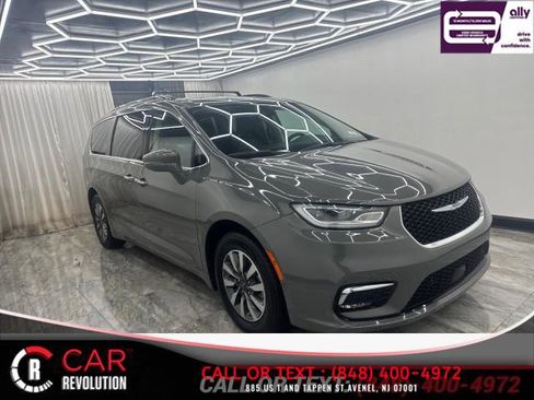 Used 2021 Chrysler Pacifica Touring-L image 1