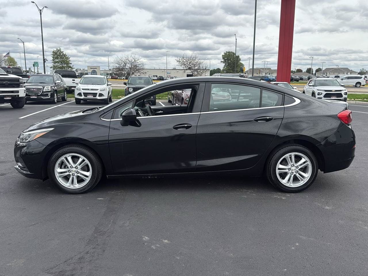 Used 2017 Chevrolet Cruze LT w/ Convenience Package FWD image 2