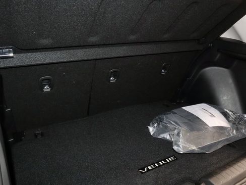 Used 2024 Hyundai Venue Limited FWD image 17