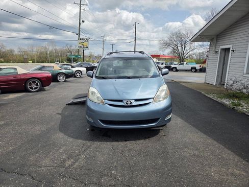 Used 2010 Toyota Sienna image 2