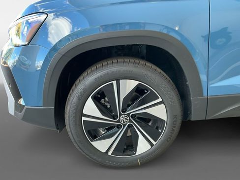 New 2025 Volkswagen Taos SE image 14