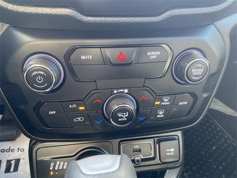Used 2019 Jeep Renegade Latitude w/ UConnect 8.4 Nav Group image 19