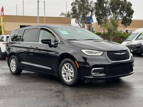 Used 2024 Chrysler Pacifica Touring-L image 4