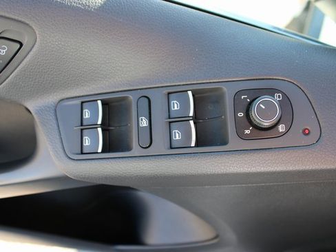 Used 2017 Volkswagen Tiguan Sport image 12