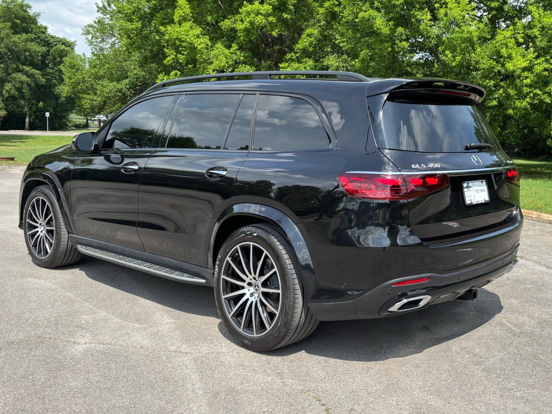 Used 2025 Mercedes-Benz GLS 450 4MATIC w/ AMG Line Exterior image 4