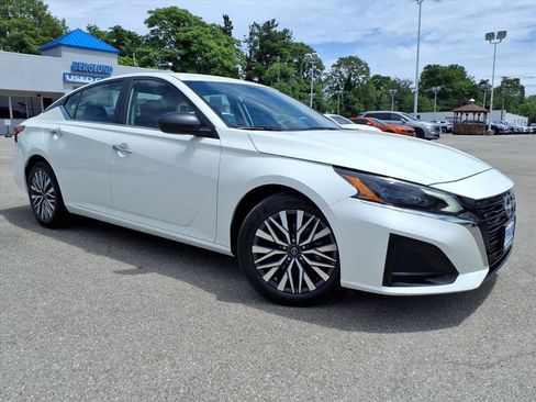 Used 2025 Nissan Altima 2.5 SV FWD image 2