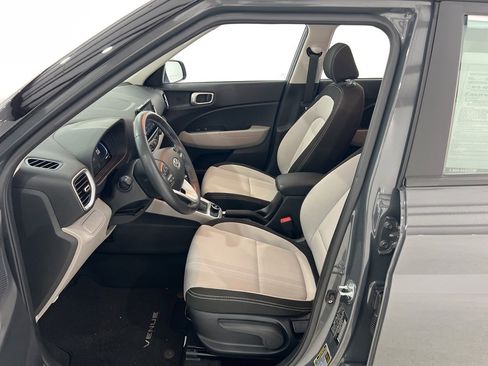 Used 2024 Hyundai Venue SEL image 18